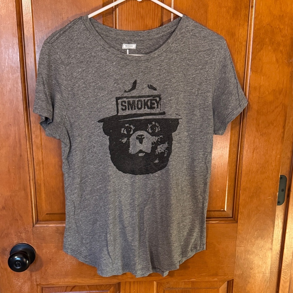 Smokey Graphic Tee - Gray Bear Print